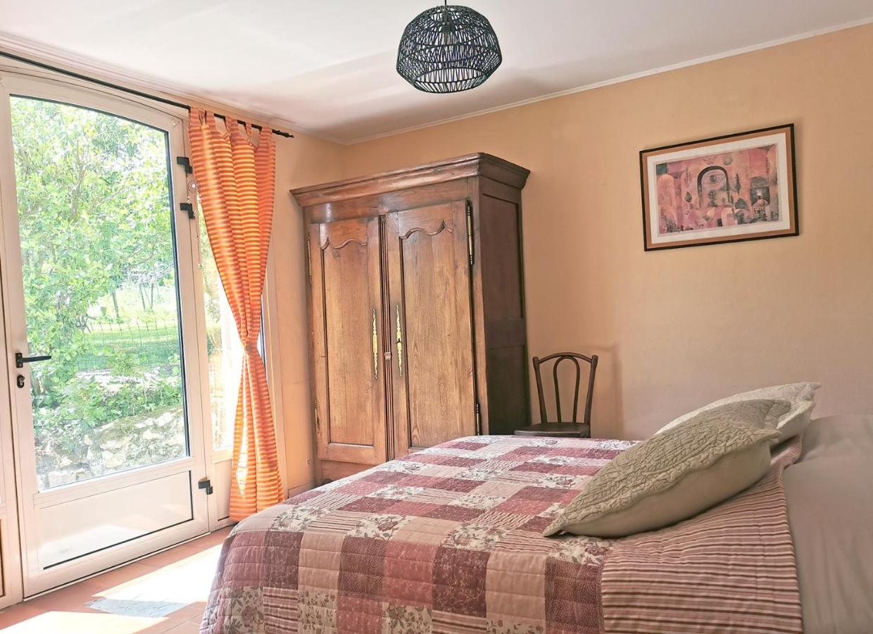 Bed and Breakfast Les Jardins De Camelot Villegouge Экстерьер фото