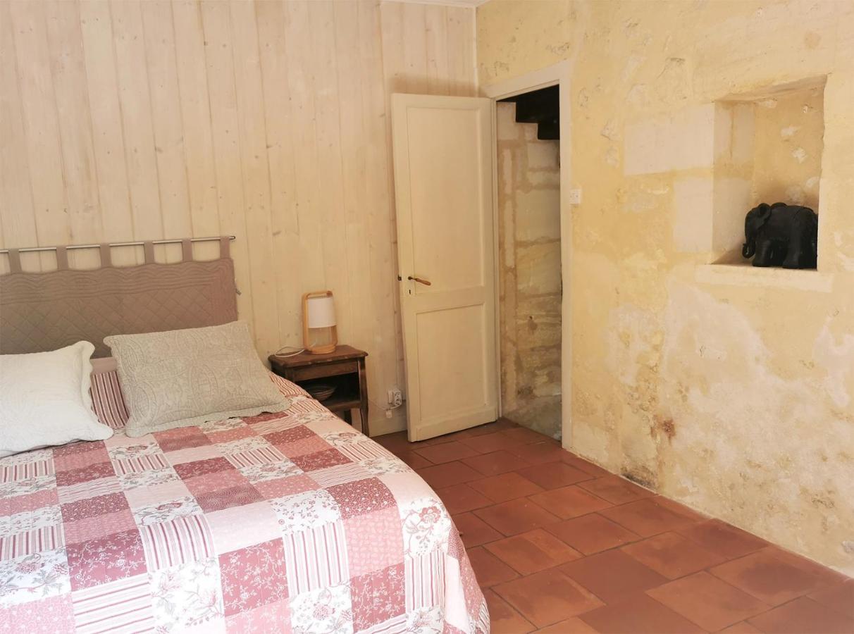 Bed and Breakfast Les Jardins De Camelot Villegouge Экстерьер фото