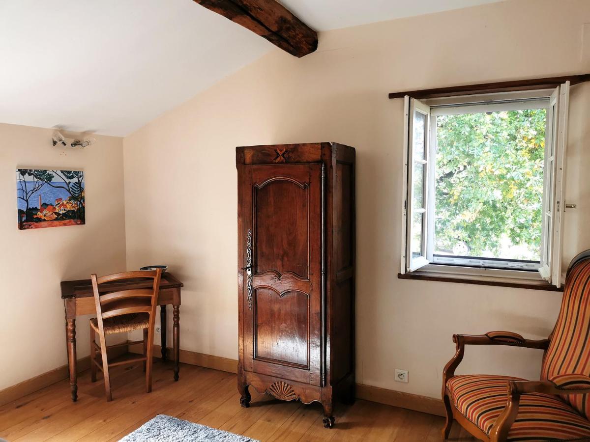 Bed and Breakfast Les Jardins De Camelot Villegouge Экстерьер фото