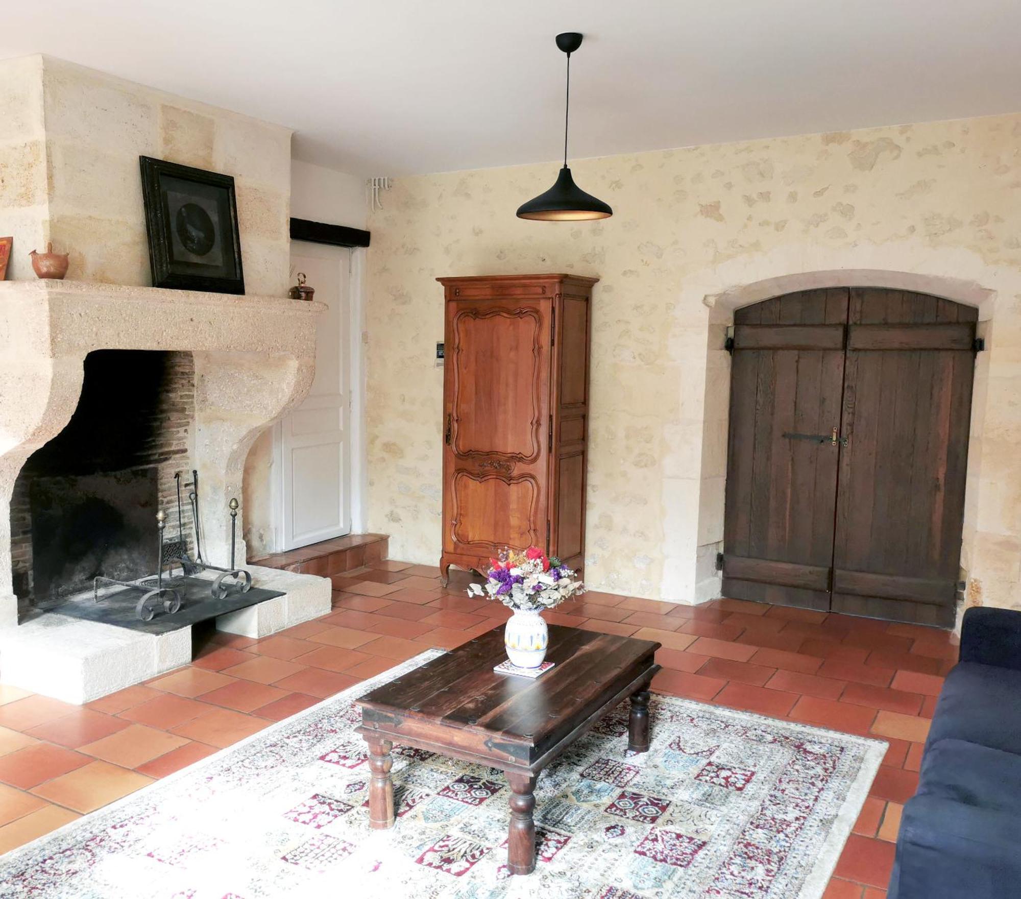Bed and Breakfast Les Jardins De Camelot Villegouge Экстерьер фото