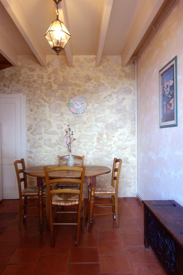 Bed and Breakfast Les Jardins De Camelot Villegouge Экстерьер фото