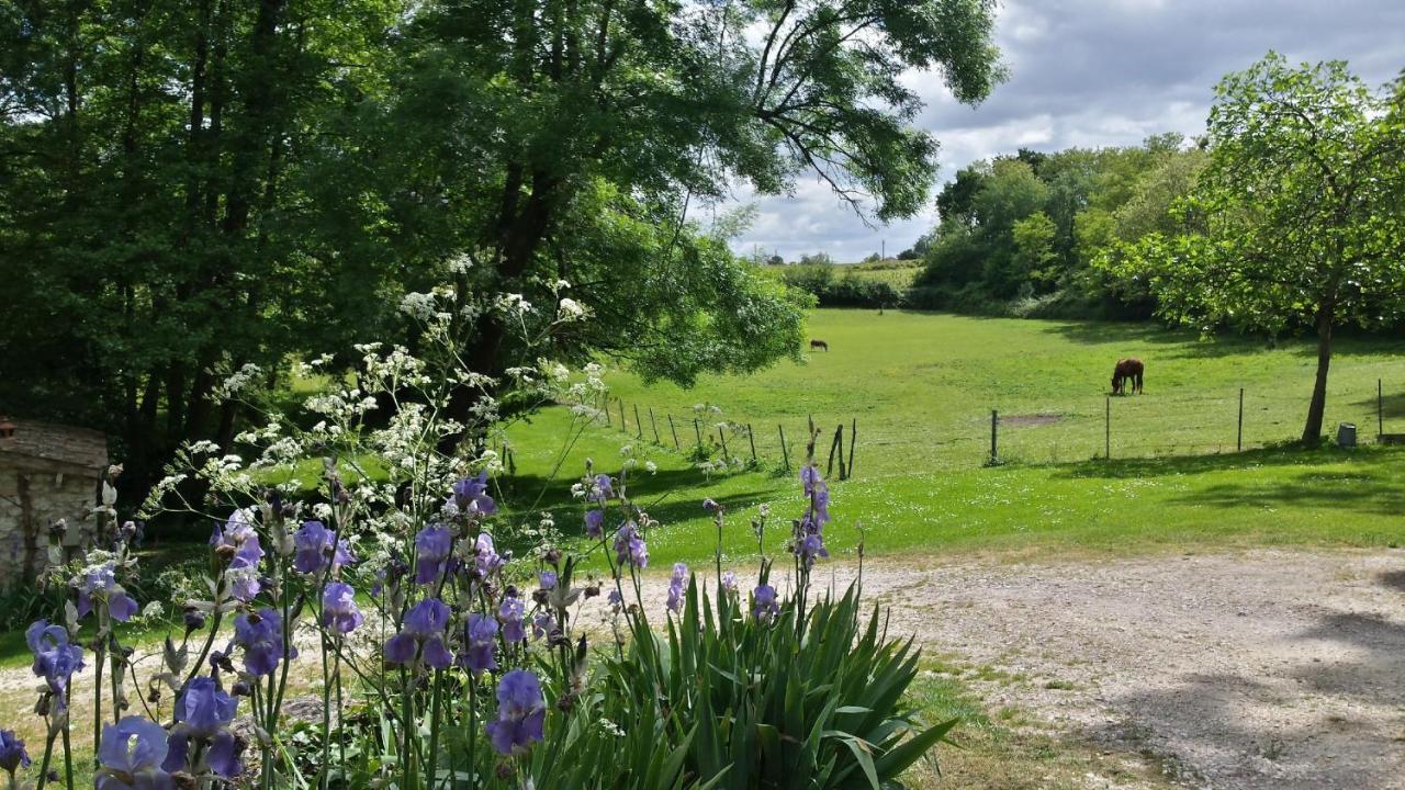 Bed and Breakfast Les Jardins De Camelot Villegouge Экстерьер фото