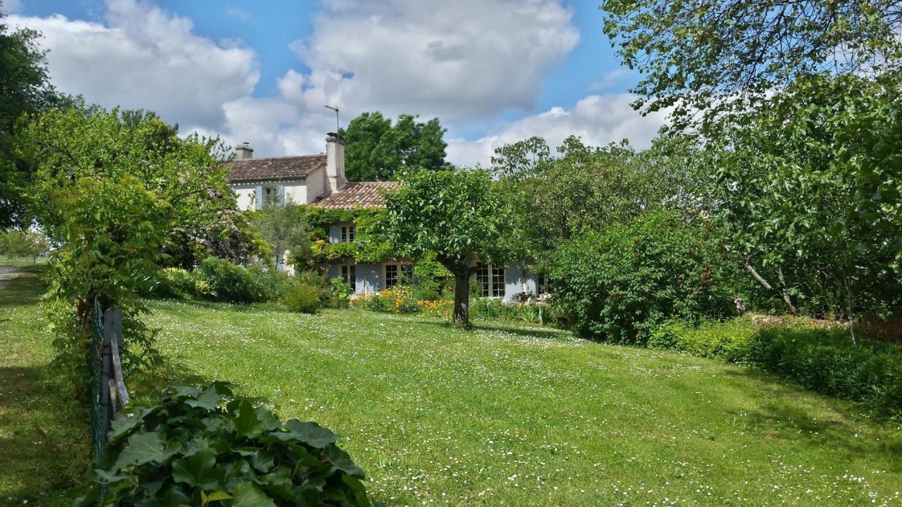 Bed and Breakfast Les Jardins De Camelot Villegouge Экстерьер фото